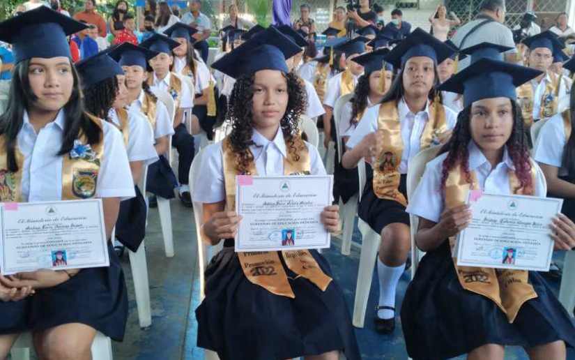 Estudiantes de primaria del Colegio República de Cuba, ubicado en el distrito tres de Managua, recibieron diploma, otorgado por el Ministerio de Educación, que les permite pasar a otro nivel de enseñanza #CubaEsSolidaridad #3Diciembre Felicidades