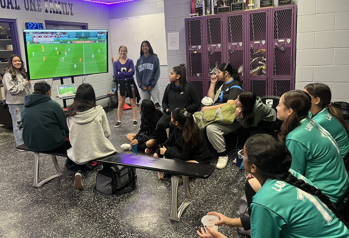 #WorldCup game this morning in our locker room…#USAvNED…@bulldogsbms1 7th grade girls focused in the game⚽️
@EPISDathletics @TXFHSCougars @adriii144