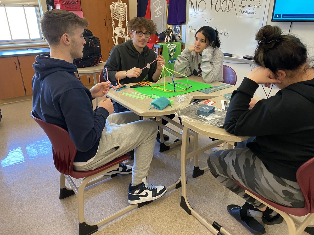 ACDutchmenPride's tweet image. This week in Mrs. Smith’s Current Health class, the students did an activity demonstrating the role of life experiences on early brain development.  #Funwhilelearning