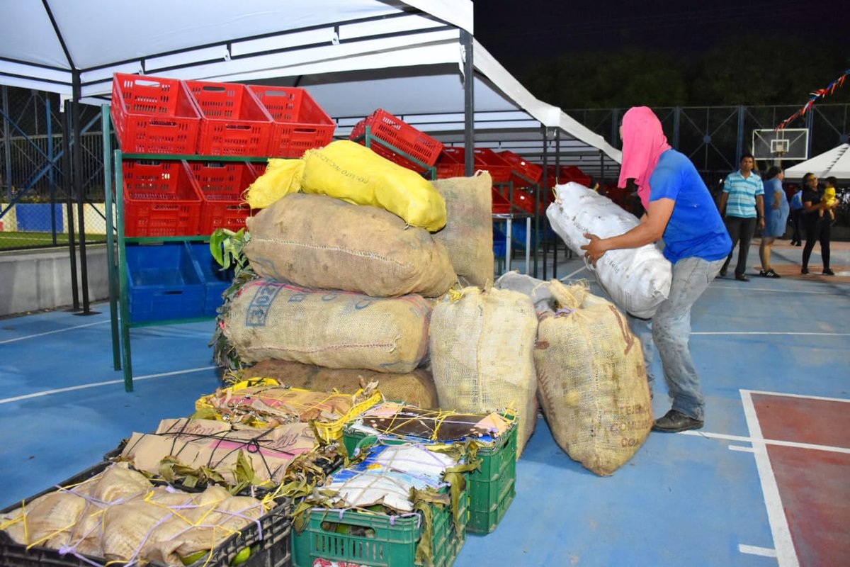 ¡Llegaron! 👏👏Las mejores cosechas del campo ya están en el #ParquePanamá para que usted y su familia pueda disfrutar de ellos a partir de mañana a las 5:00 a.m. en nuestro décimo #MercadoCampesino 🫑🌽🍅🫒🍌