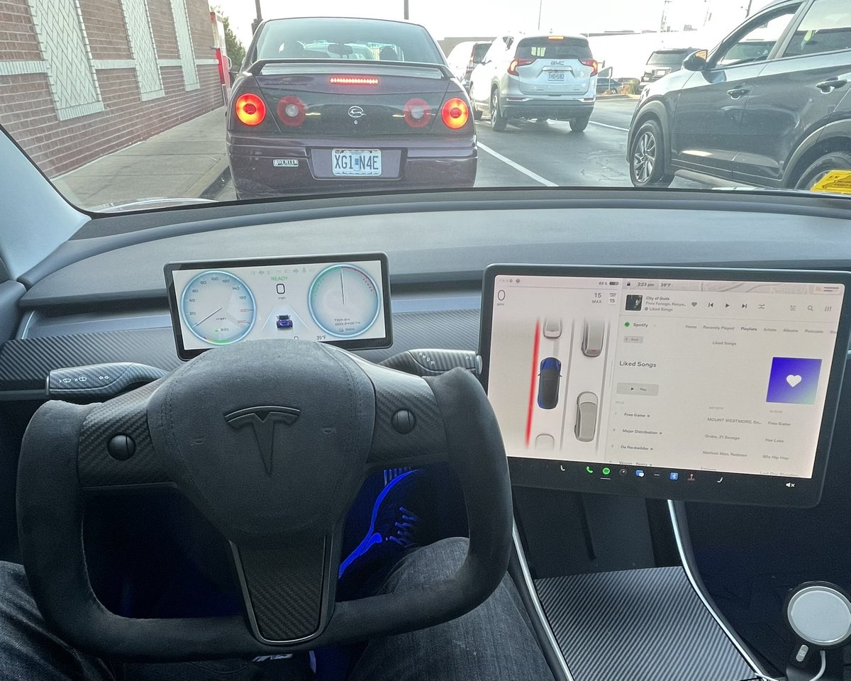 randyr's tweet photo. Tesla Yoke 👍🏻 St. Louis Blues 👎🏻 https://t.co/1ADBq1vjTH