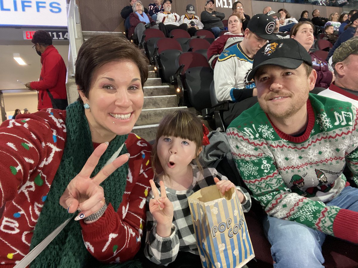 Loving her first hockey game! <a href="/monstershockey/">x-Cleveland Monsters</a> #lighttheland