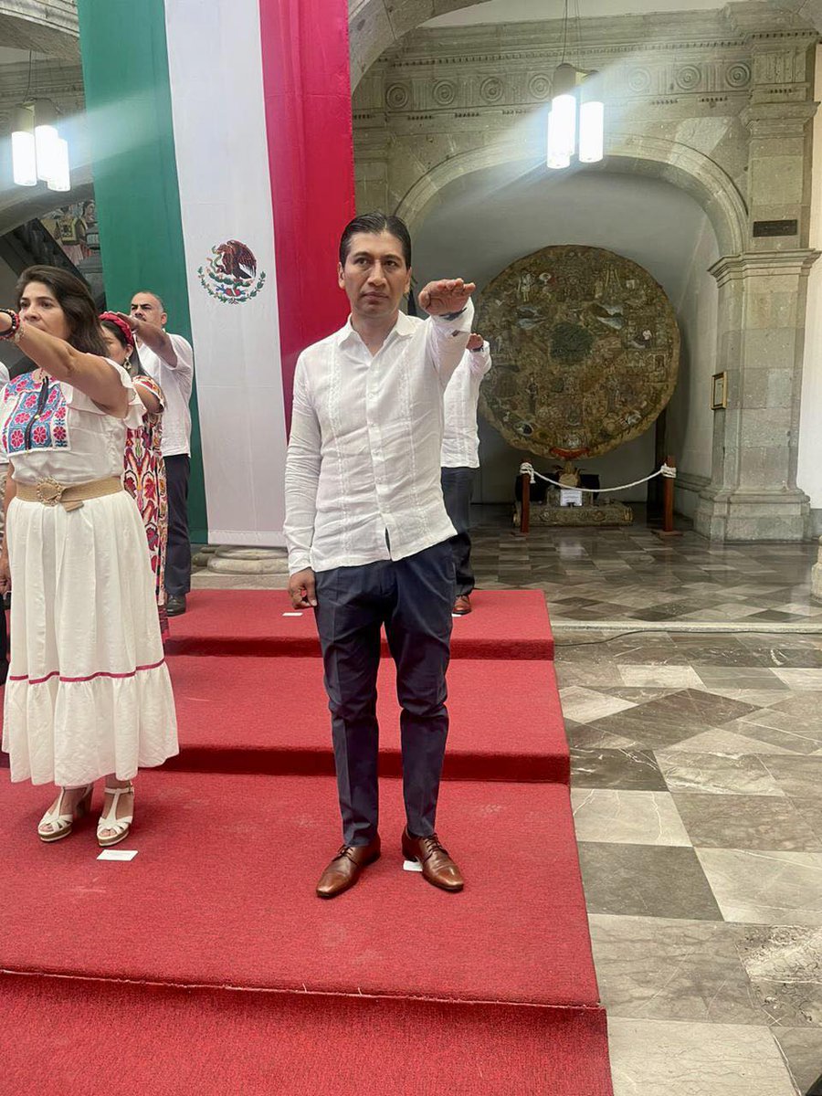 OaxacaPixel's tweet photo. Es @Alejandro_ALJ  quien asume la dirección del 
@IOCIFED_GobOax , se integrará al gobierno de 
@salomonj  para garantizar obras y desarrollo de centros educativos de #Oaxaca “Nuestro compromiso es con el pueblo y no le vamos a fallar”, señaló. https://t.co/an7MFK1vyJ