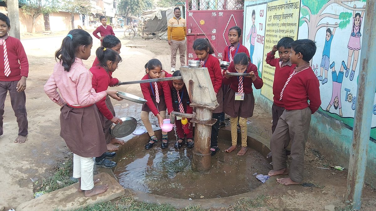 klsuneeta's tweet photo. जिला चित्रकूट ब्लाक मऊ गांव कोलमजरा प्राईमरी‌ स्कूल के बच्चे खाना खा के थाली‌ धुलते

@KhabarLahariya @kl_Geeta @klsushila @lalitadevi6 @KLKavita @klmeera https://t.co/jC76V3uIEK