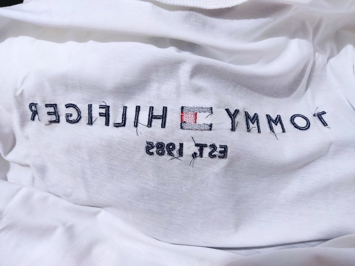 djchexz10's tweet photo. @TommyHilfiger @FalabellaAyuda  @SERNAC 
Es normal este tipo de bordados en una polera de una marca de alta categoría?
La acabo de sacar de la caja que llega luego del #BlackFriday https://t.co/FkE1jmo6tc