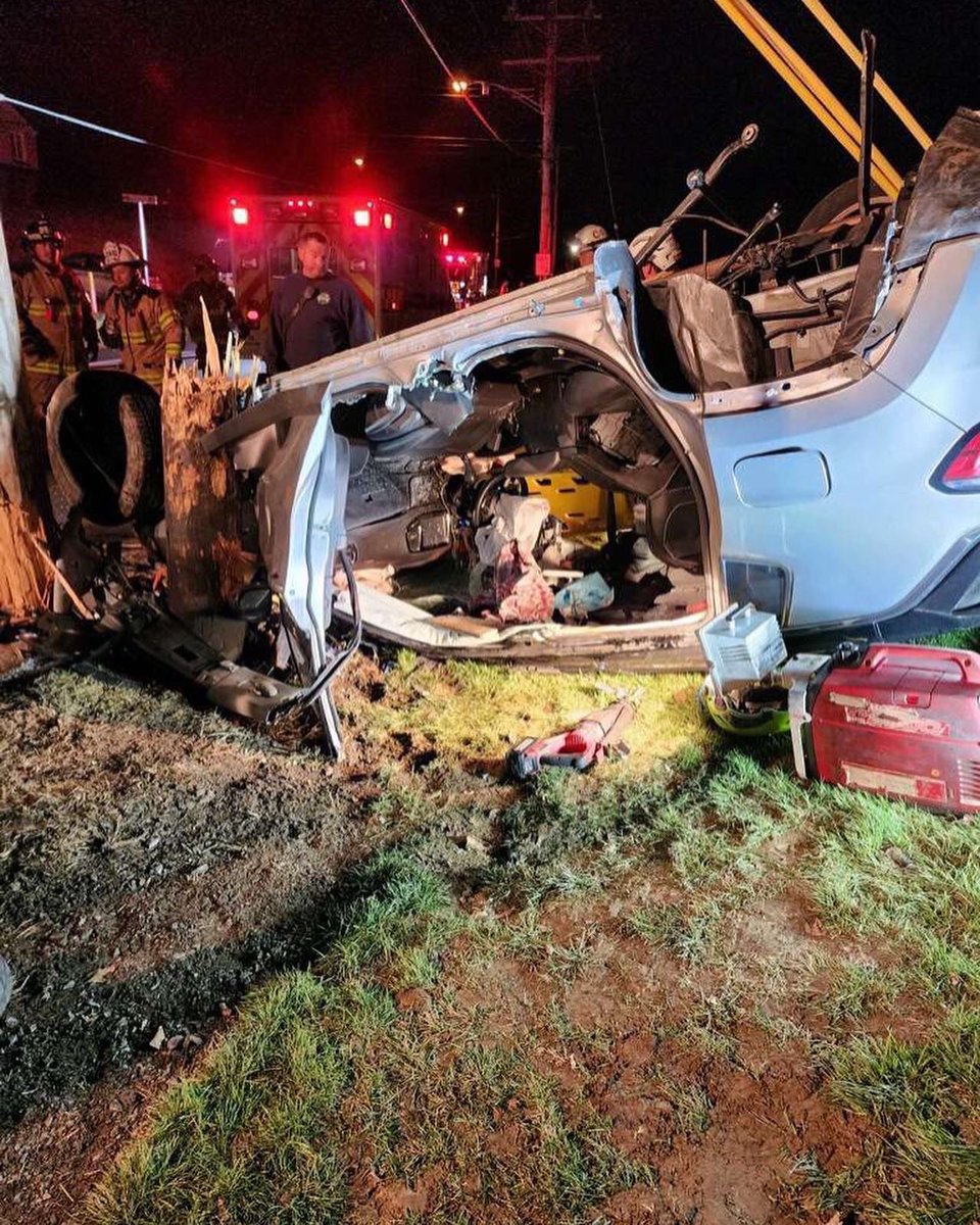 RossWestViewEMS's tweet photo. Thank you to Seville Fire Department, Ross Township Fire Police, Ross Township Police, Duquesne Light and certainly our Ross/West View Paramedics and EMTs for their incredible work tonight on this crash with one entrapped on Bascom Avenue. https://t.co/xUEAW84imC