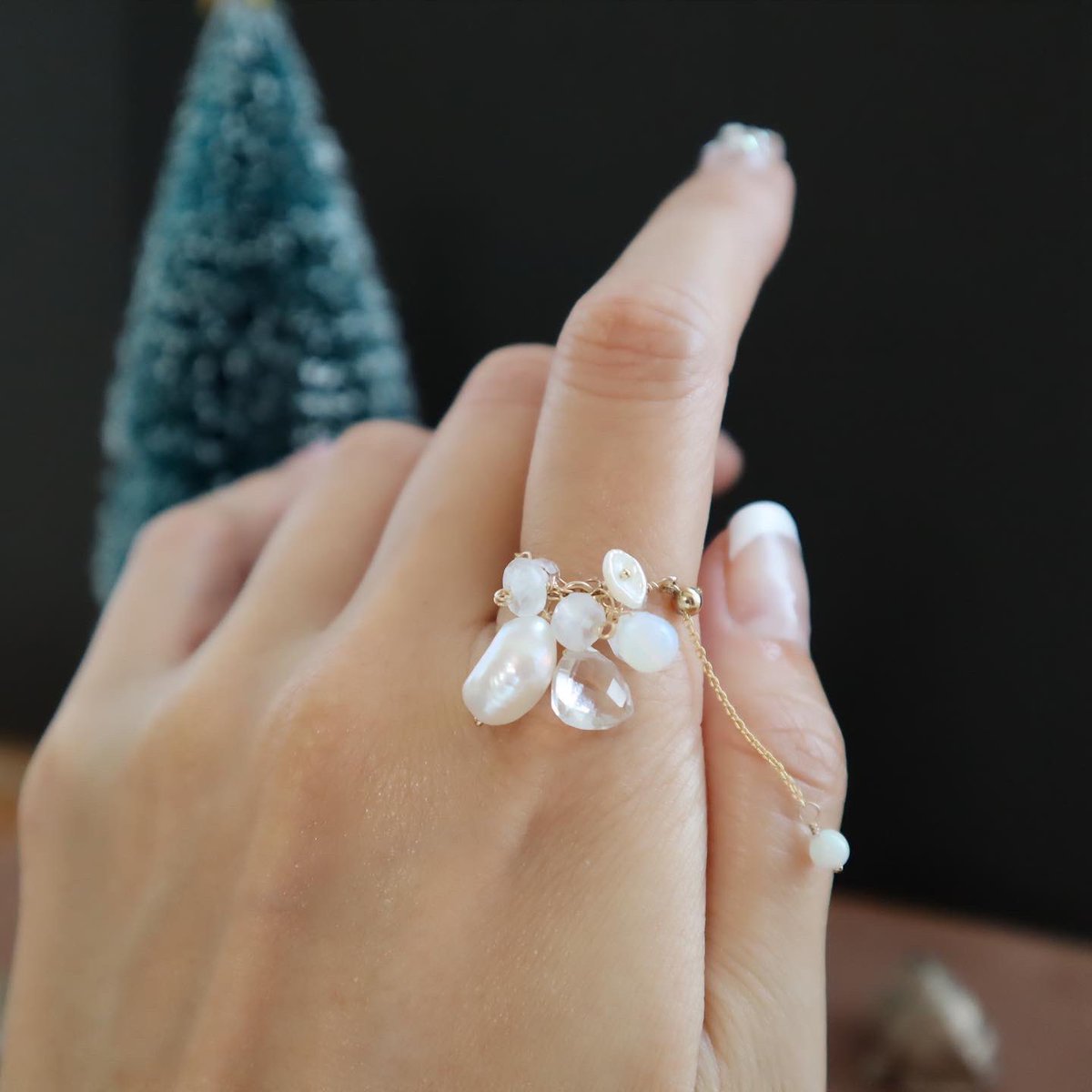 dragee_Jewelry's tweet photo. POP UP本日4日目✨
本日は11:00〜18:00頃まで店頭におります😌

人気で完売していた、ホワイトミックスのバックキャッチピアス&amp;チェーンリング本日お持ち致します🤍🕊

バックキャッチピアスは、あとひとつお仕立てしています💦

#tapiestyle 
#popupstore
#丸ビル https://t.co/5TzLG6hgmK
