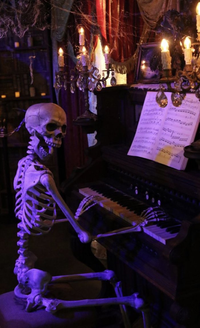 centralskeeter's tweet photo. ❝|🎃ˎˊ˗ VENCEDORES DIVULGADOS!

Como esperado, a festa a fantasia promovida pelo Bar Daisy Jones foi o maior sucesso!!

E para completar o espetáculo tiveram diversas fantasias maravilhosas, agora quer saber quem ganhou nessa votação acirrada?!
Segue o 🧶 o Skeeter sempre conta! https://t.co/jwh9U1F9jI