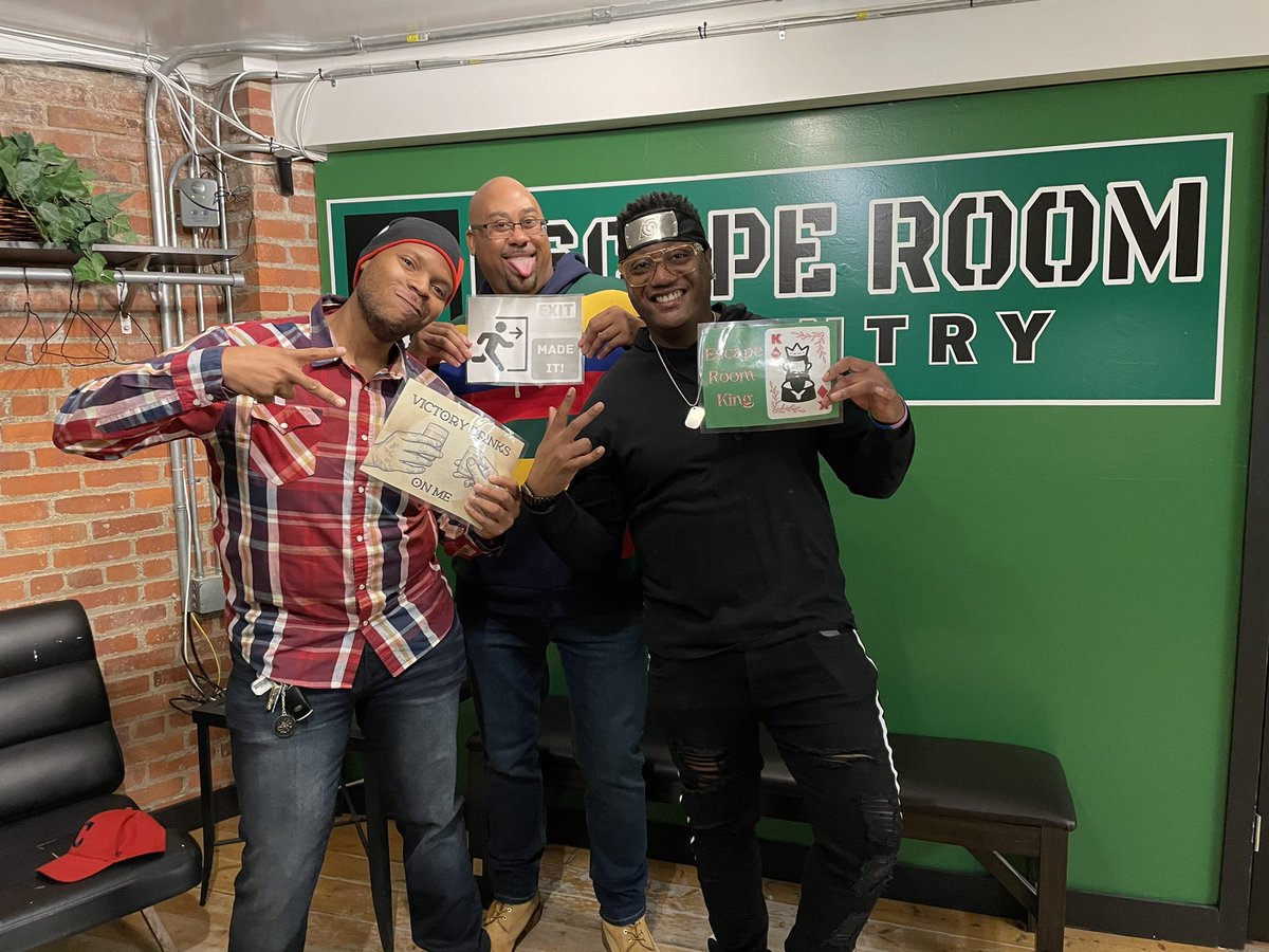 BSwol3's tweet photo. Ayeee, we made it out! #EscapeRoom #WeEscspe #WeSmart #Friends #NiteOut https://t.co/k7XFew5QBR
