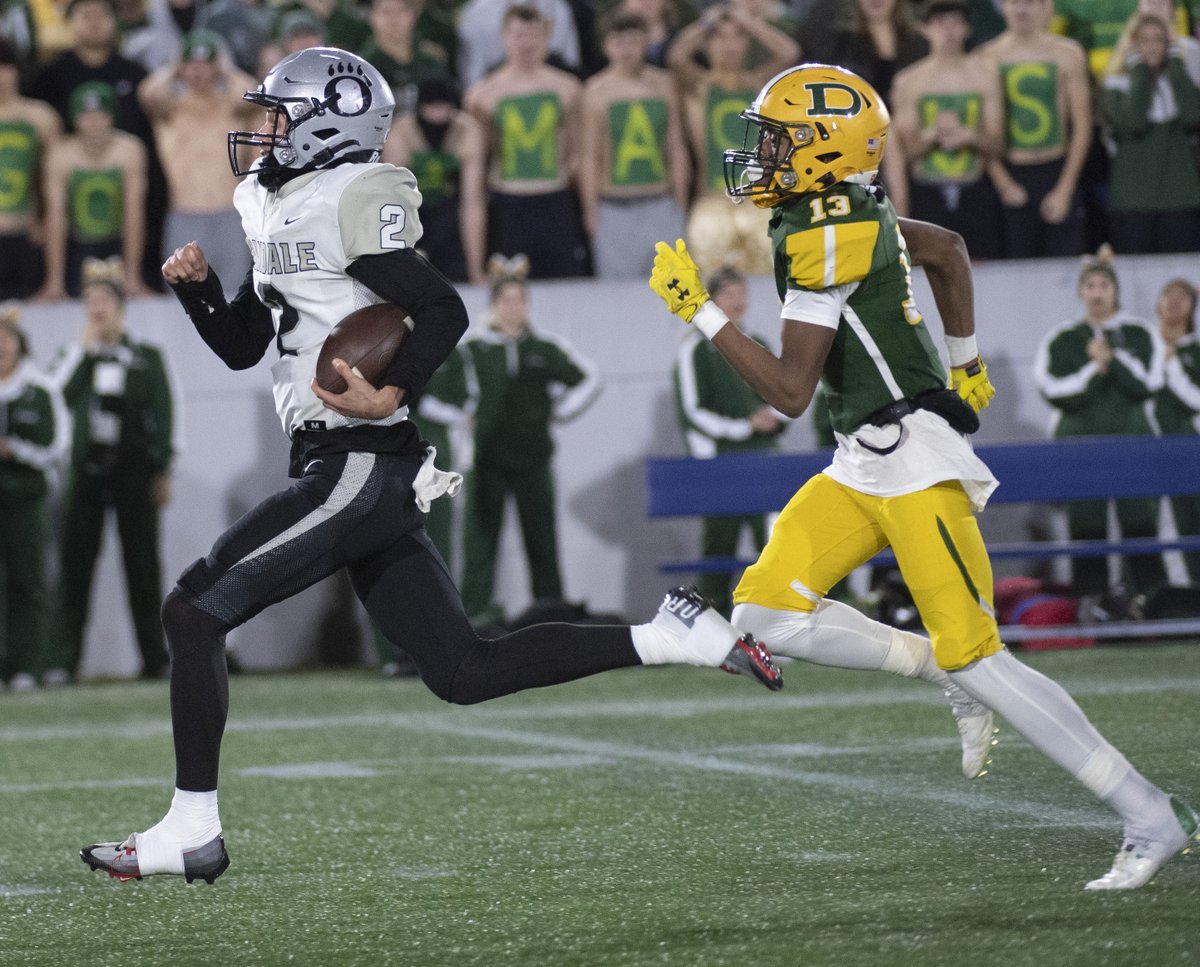 FNP_Green's tweet photo. On the opening possession, Oakdale QB Evan Austin takes on on a 52-yard run. But he's eventually stuffed on a QB keeper on 4th and goal at the 1. Damascus takes over from there 
@FrederickSports https://t.co/bmHIAc0aDj