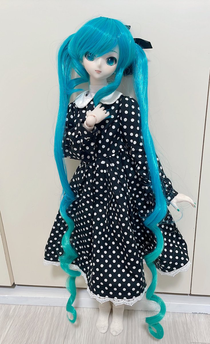 DollYmnh's tweet photo. 初音さんに機嫌を直してもらうべく、新しいウィッグを進呈。
姫りんごさん(@himeringohouse )のツインテールウィッグ！

毛先のグラデーションがとても綺麗ね🤤
『むぅ。ウィッグに免じて許してあげますけど、ドルパでお土産も買うんですよ！』
はい。了解です🫡 https://t.co/eUvwvjfTWq