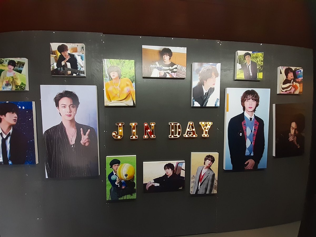 edbadiana's tweet photo. Happy Birthday Kim Seokjin💜🎂
#JINDAY 
#HappyJINday 
#BTSJIN 
#JinDay2022 https://t.co/xwhzqIobxo