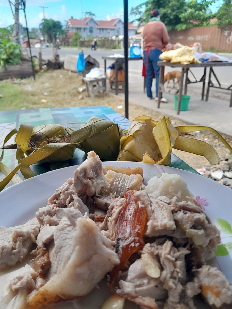 variaey4's tweet photo. Ngaon tah!

#lechon de cebu
#dominggo
#foodtrip https://t.co/iuDlLE06Sb
