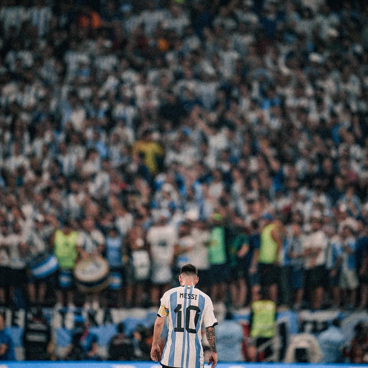 El número 1000 con esta camiseta, con la gente en la cancha, con todo un país alentando y gritando tu gol. Quizá cuando jugaste el primero nunca te imaginaste llegar a éste número y con este panorama. 
Que hermosa historia, Leo. Seremos felices.