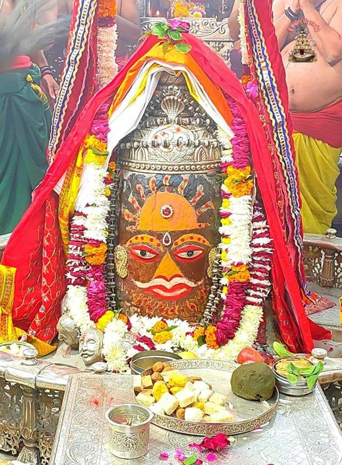 DrMohanYadav51's tweet photo. 🙏🌹 *जय श्री महाकाल*🌹🙏
*श्री महाकालेश्वर ज्योतिर्लिंग का भस्म आरती श्रृंगार दर्शन*
*04-12-2022 कण-कण में महादेव*💕
@BJP4MP @BJP4India https://t.co/yz3Xfy6vs8