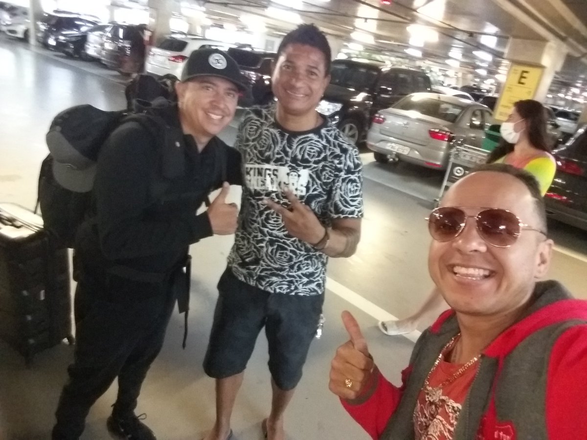 DONMORENO's tweet photo. Niver 51ans mano ator #edjunior presente foi DJ Don de niver toca na festa dele. Top https://t.co/URpWRI1a1o
