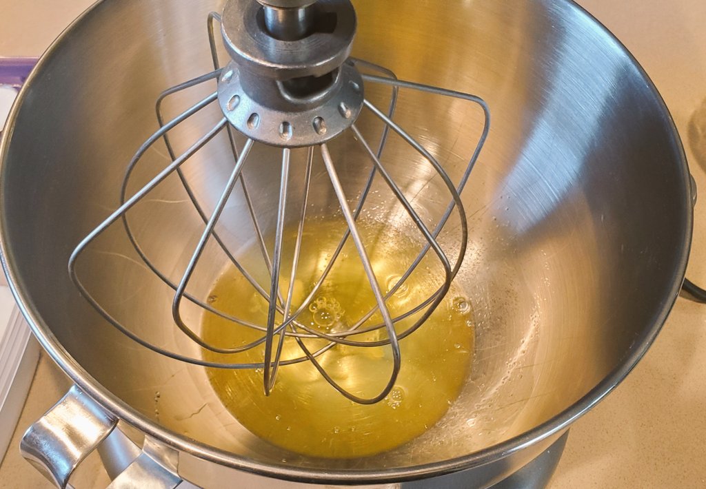 MsAbigailCM's tweet photo. Beating whites might seem scary but it's just a matter of finesse & for this recipe they can be a lil scuffed so don't worry. Throw em in the mixer, & when they look like 2nd pic, crank it up. When they hit 3rd, stop for a sec.
It's lookin' good kiddo π¬
5/?
#crocpot #Vtuber https://t.co/i9nHz5aCt2