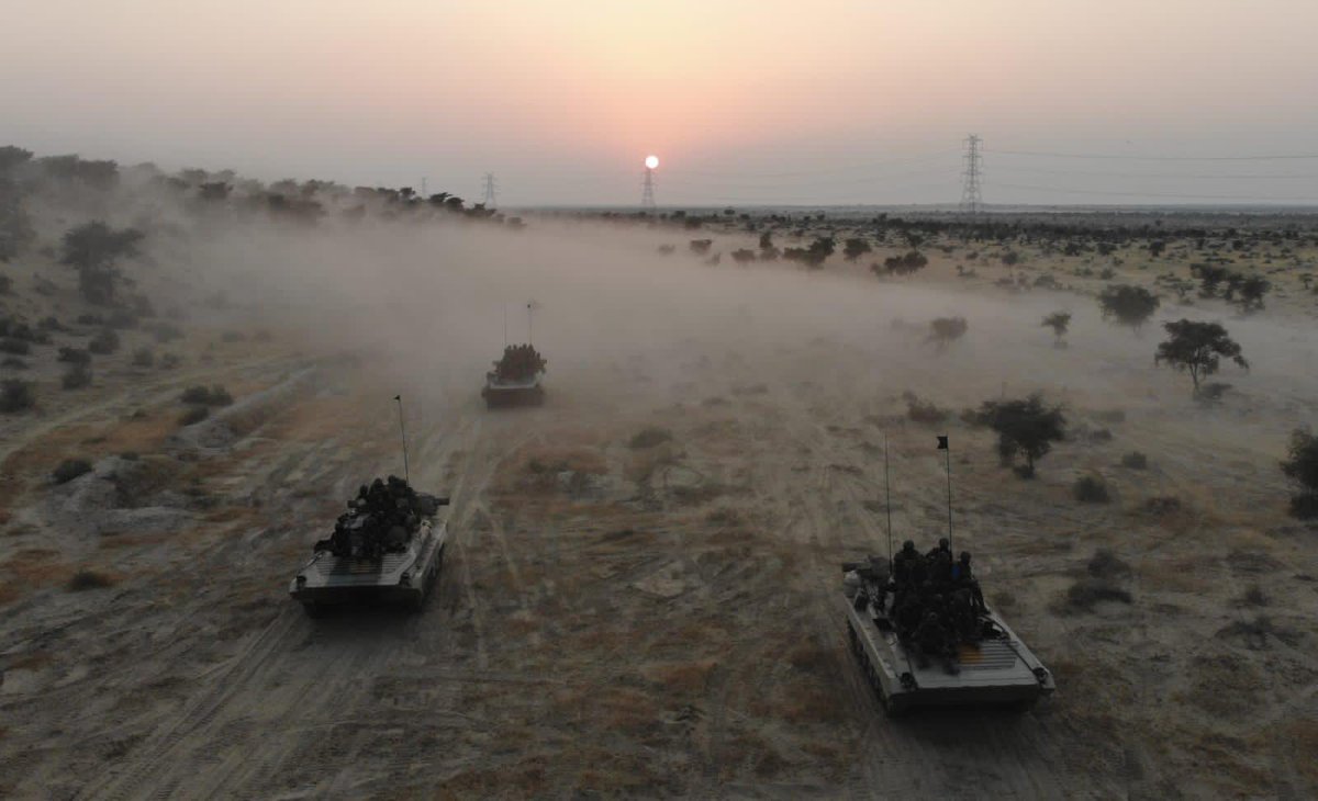 #ShahbaazDivision of #IndianArmy trained & exercise their troops & mechanised infantry in challenging #Desert environment...

#SudarshanChakraCorps #Exercise #Army #ArmedForces #Soldiers #helicopters #tanks #ArmouredVehicle #BMP2