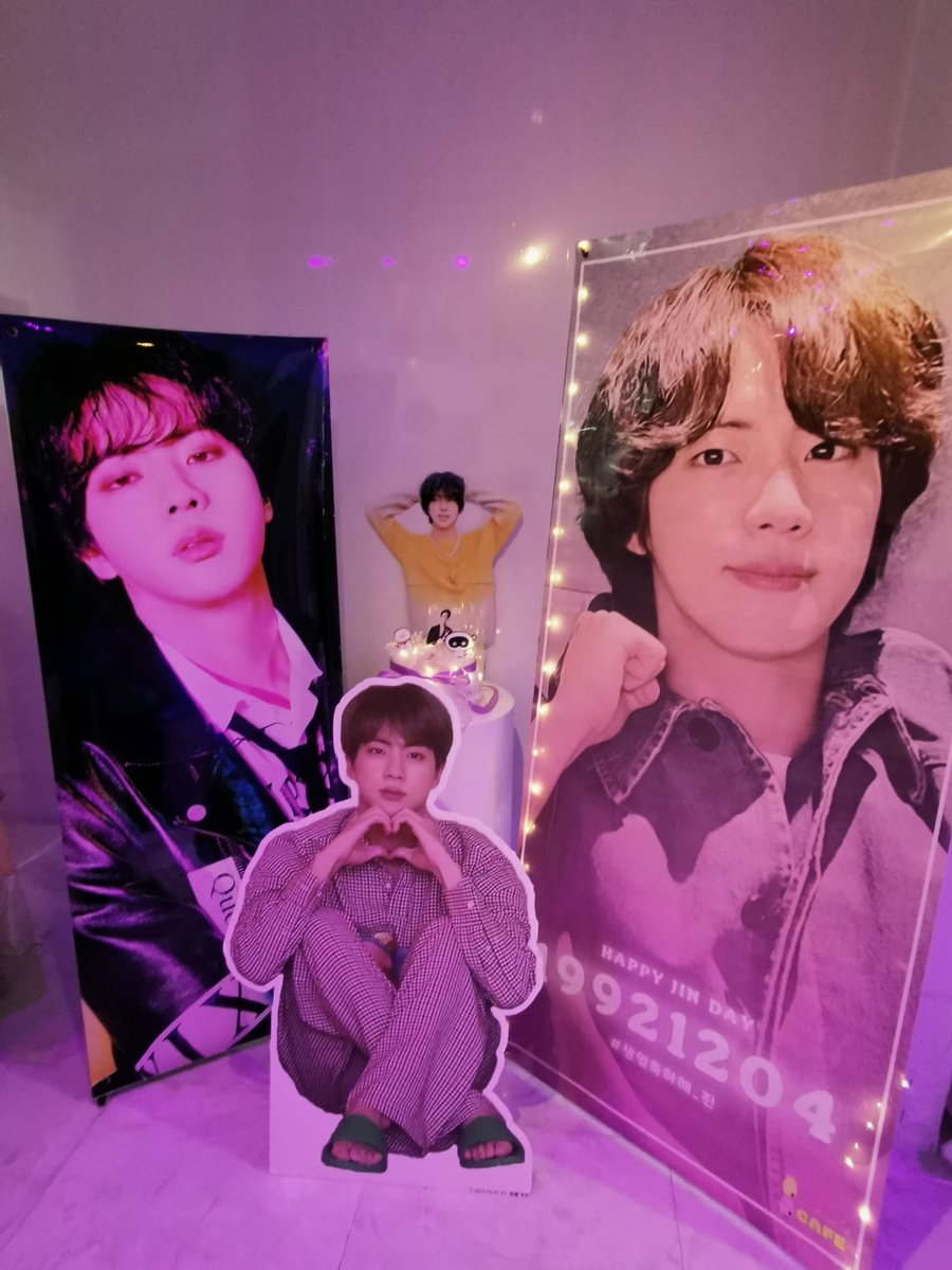 Emily11006341's tweet photo. #IDOLCAFE_ジンセンイル
#新大久保KPOPDJカフェ
#HappyJINDay https://t.co/OBVOnS1zMk