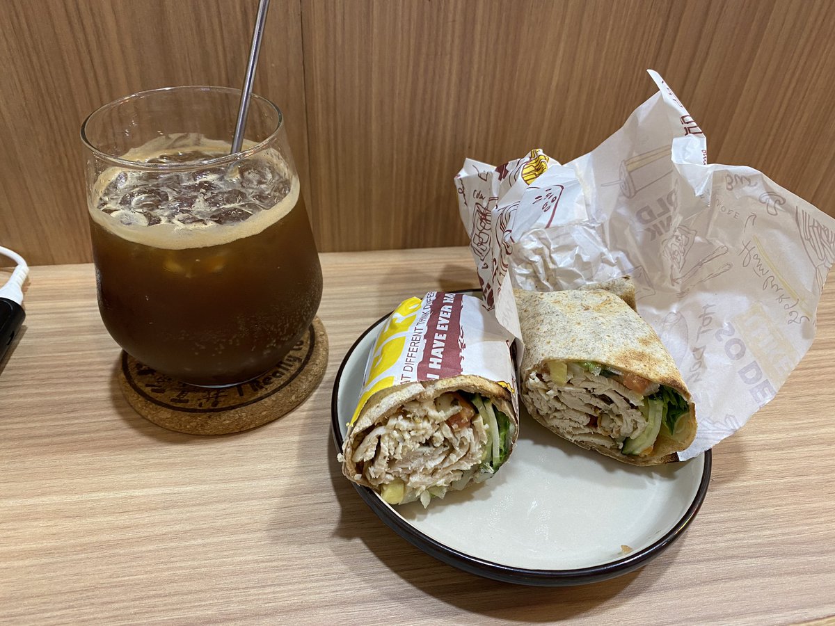 kailaiw1's tweet photo. 琴日去咗試新嘢，唔會太飽，我係屋企食咗兩個蛋達再食，食完仲可以再食多一份😝
杯Espresso Tonic 2.0老闆知我重口味，加咗成粒檸檬汁俾我，好正呀～😍飲完仲唔係好夠喉😝鐘意飲醉嘢嘅可以試下（隻super lemon 嘅糖已不能滿足我）朋友就叫咗杯奶昔飲

#refresh 
Support #YellowEconomicCircle 💪🏻💛 https://t.co/hIyKLo3psT