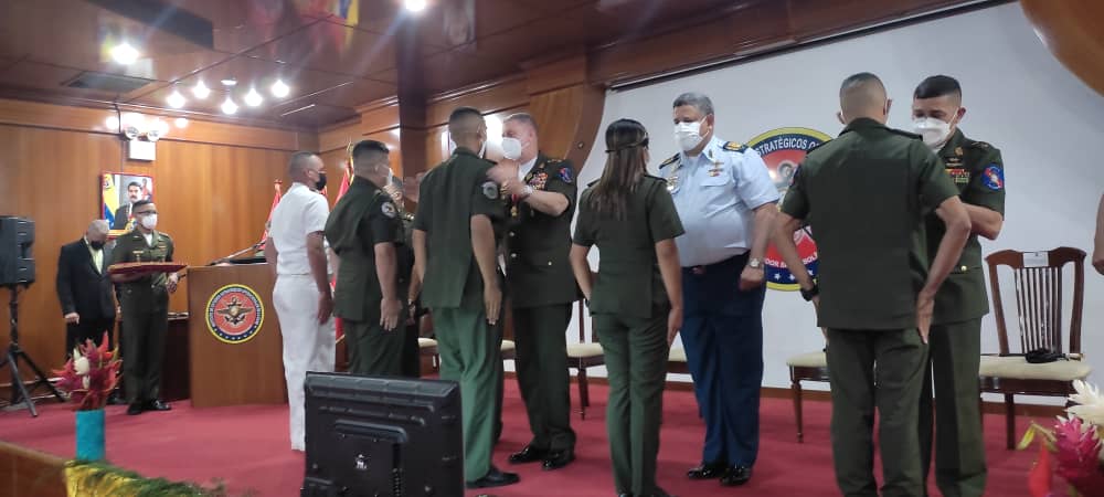 Educacion_MPPD's tweet photo. #NoticiasFanb #03Dic En ocasión del CXXVII Aniversario de @eart_umbv y Día de Santa Bárbara, Patrona Universal del Arma de Artillería, Viceministro @Educacion_MPPD MG Ricardo Nicodemo Ramos, preside acto de entrega de Reconocimientos y Condecoraciones. 
#ResistenciaHeroica https://t.co/B2BM7MKIhO