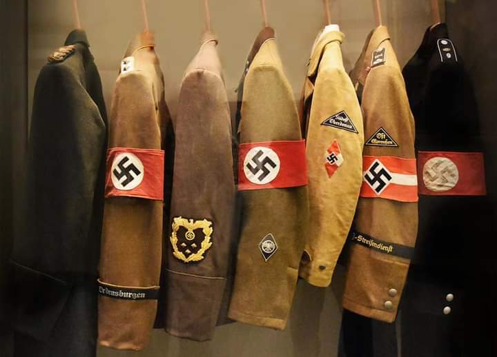 MazziniEsteban's tweet photo. #HugoBoss es sinónimo de calidad, elegancia y sobretodo alta costura. Sin embargo su fundador, Hugo Ferdinand Boss era conocido en la #WW2 por algo distinto: fabricar los trajes para las tropas nazis dirigidas por Hitler y usar a prisioneros judíos como mano de obra. #History https://t.co/StJPmEw4sx