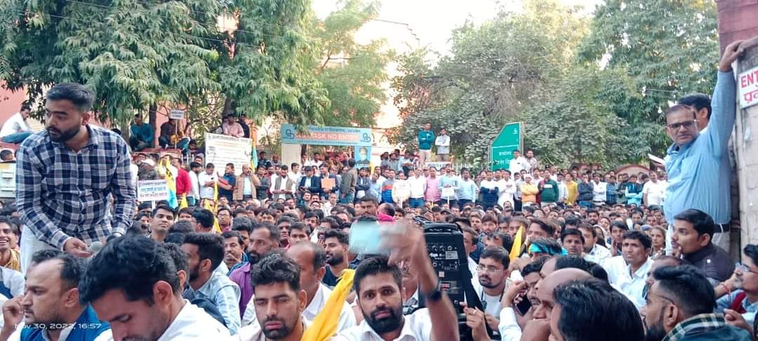 ajayhnd's tweet photo. किस्मत में लिखी रुसवाई तो खुदा को याद क्या करना
जहां बेदर्द हो हाकिम वहां फरियाद क्या करना।
#justiceforpatwari
#20दिनआमरणअनशन
@ashokgehlot51
@RamlaljatMLA
@RahulGandhi https://t.co/WgC4u0fudG