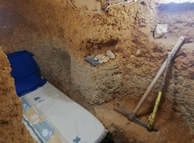 poptime's tweet photo. 🚨 VEJA: Após constantes brigas com seus pais, jovem passa 6 anos fazendo caverna em seu quintal. https://t.co/8oylZuJfFj