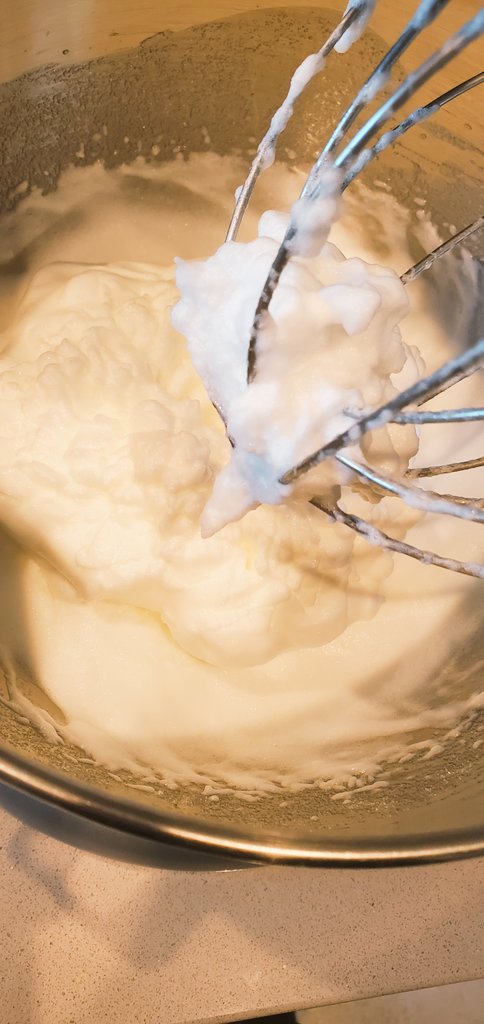 MsAbigailCM's tweet photo. Alright now run the whisk & gradually add 1 Tbl spn of sugar till it hits 2nd pic. I think this took me...2-3 mins total? You want a "shaving cream" consistency...I think. π
Make this & all the babes at the old folks home will absolutely fall for you.
6/?
#Crocpot #Vtuber https://t.co/kaNwwE90s2