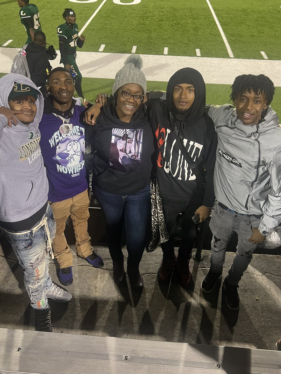 KeyshaWalker3's tweet photo. @longviewgameday When we come to support @JalenHale8 @Lobo_Football we come ready! https://t.co/KD8dFltuYp