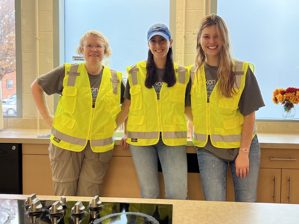 JessicaMHaddad's tweet photo. Spent the day with my fellow @markoninc teammates renovating and revitalizing the Bald Eagle Recreation Center in DC. We were exhausted by the end of the day but full of fulfillment and reward seeing the difference one day of volunteering can make! https://t.co/fIBXthP6Yr