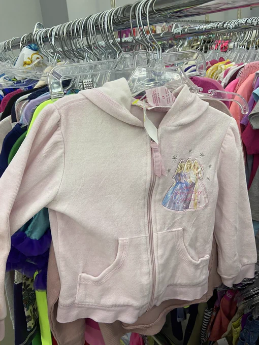 very heart breaking that this was made to fit a 4 year old and not me 