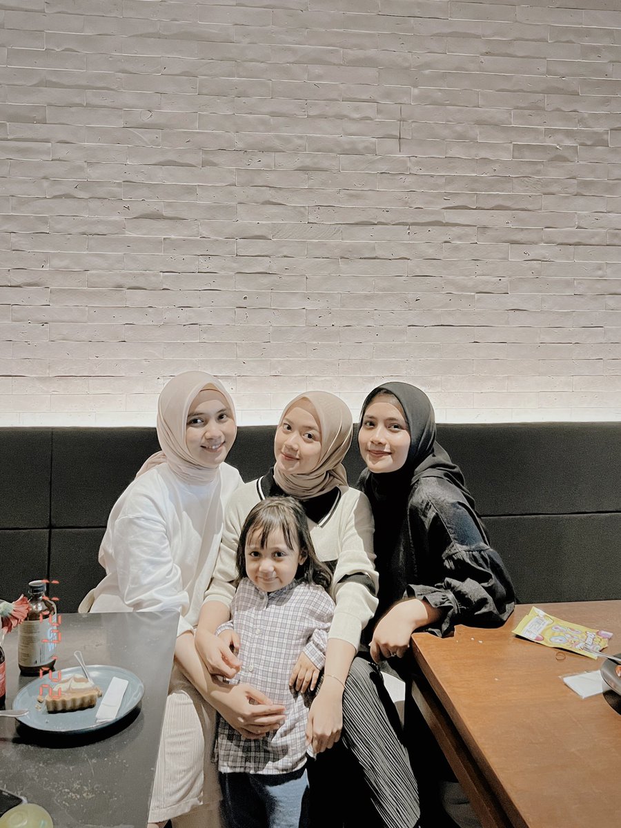 avyulviah's tweet photo. From morning till noon quality time berdua sm kakak shanum. Rempongnya ada bangettt tp super happy🥹🤍.

Here’s to many more quality time and great memories witchuu🤲💕 https://t.co/J8EbumEL0t