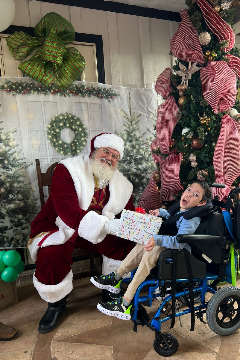 Ms_VillamizarBL's tweet photo. Today was a wonderful day at the Chritsmas party for kids with disabilities from Big Little JC Association! What a great way to give back to our community for almost 12 years! #teacherlife #biglittlejc #kidswithdisabilities #christmas #party #MRobPRIDE @CyFairISD https://t.co/FStZuhe3Jr