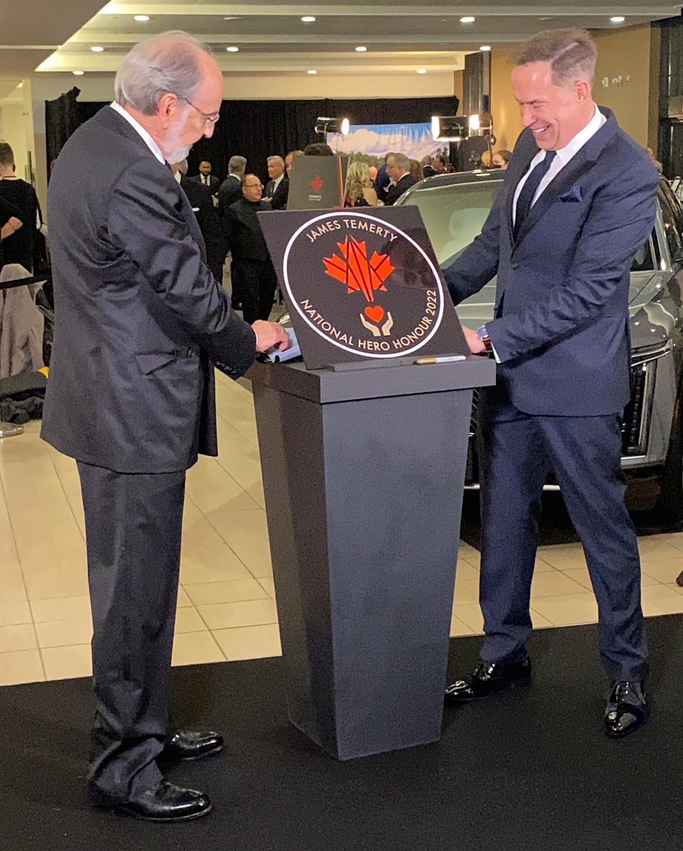 CWOFame's tweet photo. Our 2021 &amp; 2022 Inductees and their families are on stage unveiling their award plaques today! ⭐️ #CWOF2022 #CanadaThrives #BobBanting #MelindaBest @JullyBlack #GrahamGreene #JamesTemerty https://t.co/RN6ySVWPqG