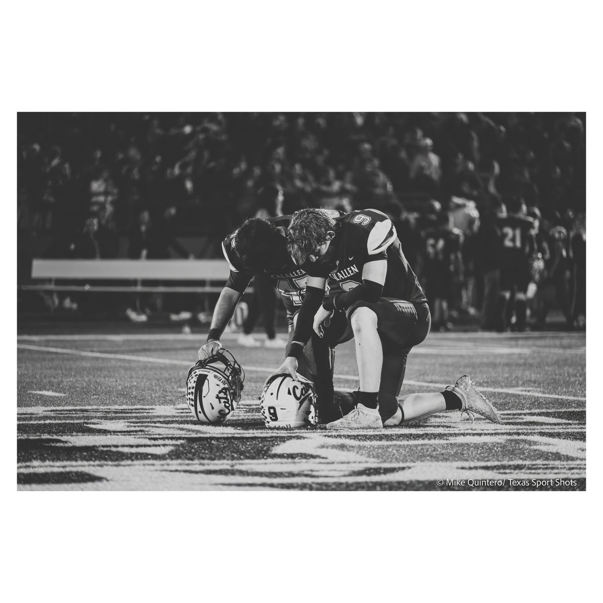 texassportshots's tweet photo. After a tough loss, some Calallen players too a moment

@CalallenCats @dctf #txhsfb #txhsfbplayoffs @calallenisd #fujifilm_xseries #fujifilm @FujifilmX_US https://t.co/mUYmEKvnic