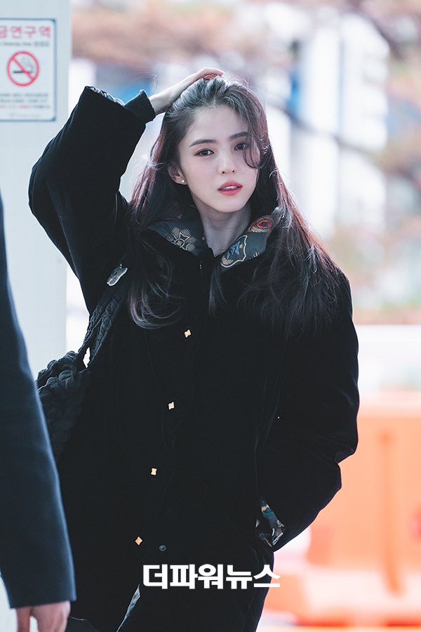 hansoheeglobal's tweet photo. [20221204] Han Sohee at Incheon Airport depart to London for British Fashion Awards as Charlotte Tilbury’s muse

#HanSohee #한소희 https://t.co/xUutHz9Uvh