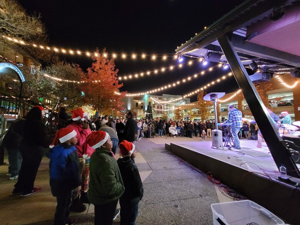 overtonsquare's tweet photo. Thank you to everyone who braved the cooler temps to help us count down and light the tree at Overton Square tonight!
#OvertonSquare #ILoveMemphis #Choose901 https://t.co/6nEDKt8XVb
