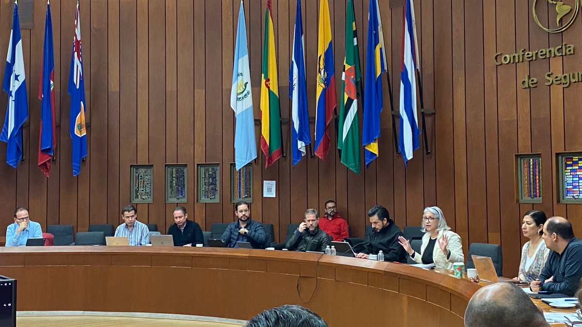 zoerobledo's tweet photo. Me reuní con el equipo del @IMSSBIENESTAR para supervisar la implementación del Modelo de Atención a la Salud para el Bienestar en los distintos estados del país

Revisamos los proyectos y pendientes que hay para llevar un modelo de salud gratuito y de calidad a l@s mexican@s. https://t.co/3UXU67qRVr