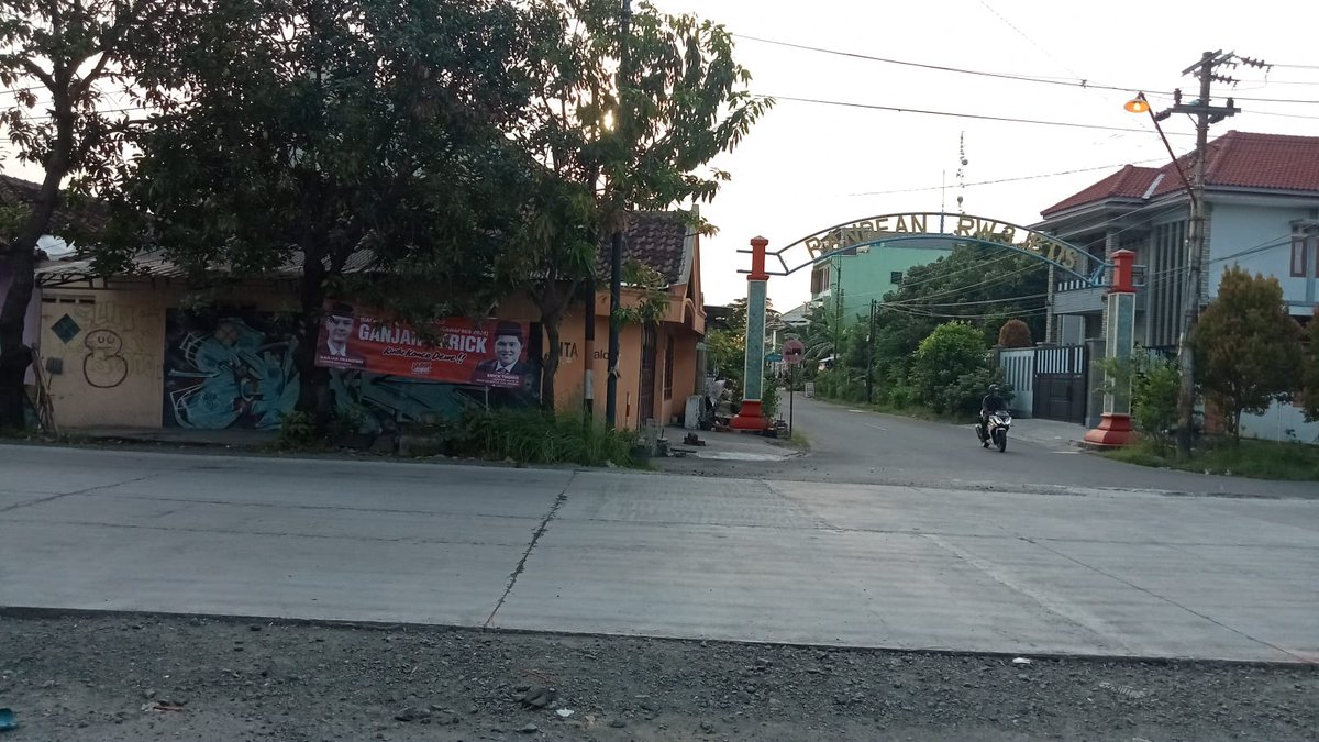 SuaraWargaSkh's tweet photo. Banyak beredar MMT Capres 2024 @ganjarpranowo @erickthohir di Sukoharjo, piye iki mbak @puanmaharani_ri @Hj_EtikSuryani 
@sukoharjo_kab @satpolsukoharjo 
@bawaslukab_skh wes etuk kampanye to? https://t.co/eFtgEdfQ7f