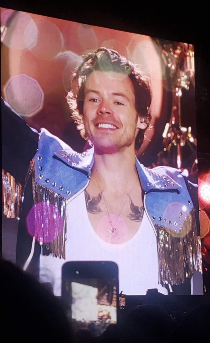 cherrrydaydream's tweet photo. we are witnessing the man we grew up watching make all his dreams come true. never ever take any chance you get to see him on that stage for granted bcuz someday these times will all just be a memory. he absolutely loves what he does and no doubt he will remember us all forever https://t.co/jjq51fBCm8