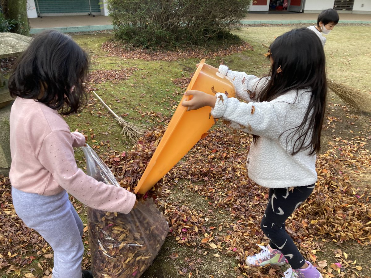 asijJessee's tweet photo. Thank you G1 class, for helping out our gardener while learning new words they don’t normally use, “bloom”, “dustpan”, etc. #asij_esjapanese, #DeepLearning , #global citizenship, #asij https://t.co/I9s5xNfEnc