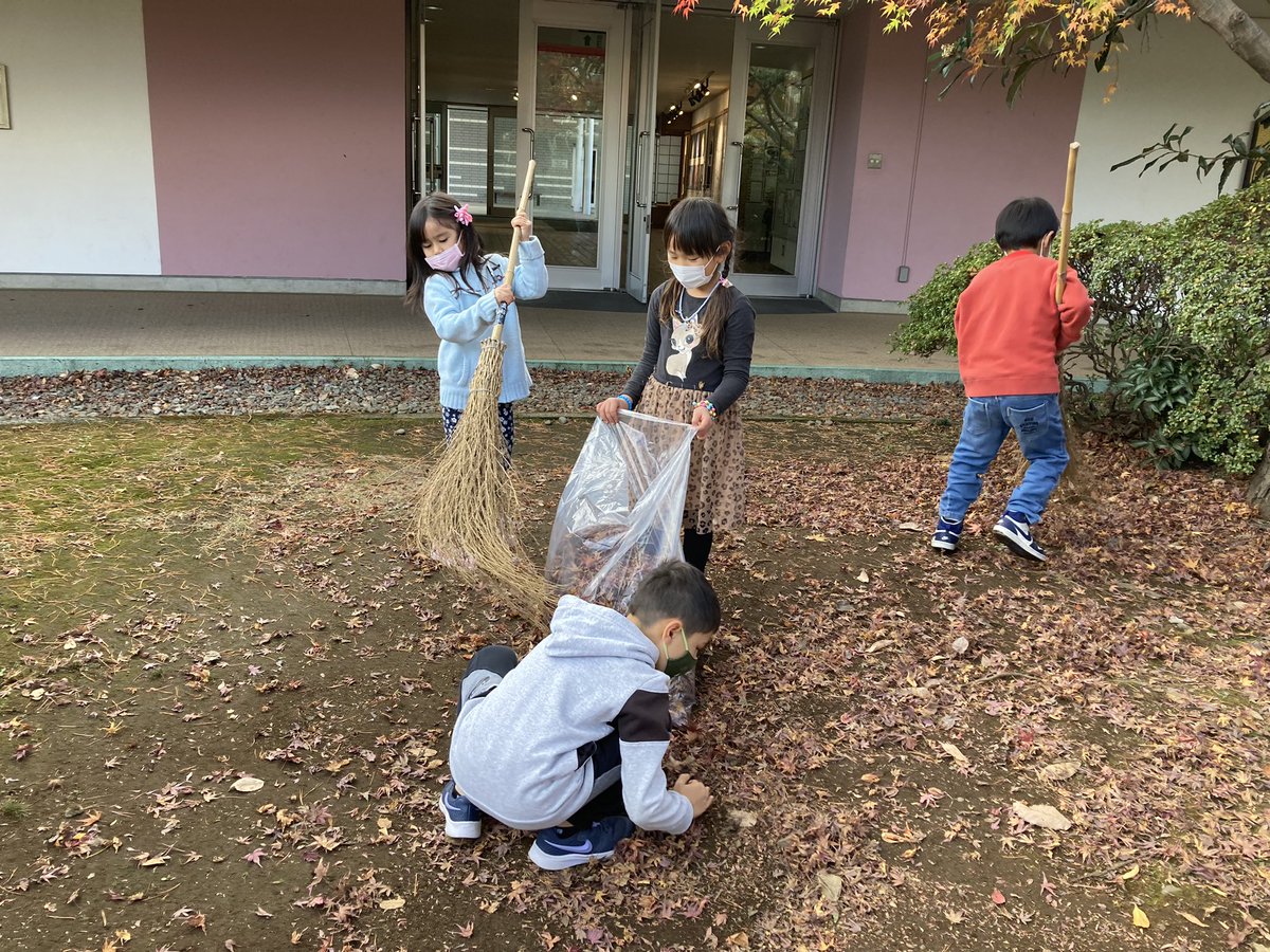 asijJessee's tweet photo. Thank you G1 class, for helping out our gardener while learning new words they don’t normally use, “bloom”, “dustpan”, etc. #asij_esjapanese, #DeepLearning , #global citizenship, #asij https://t.co/I9s5xNfEnc