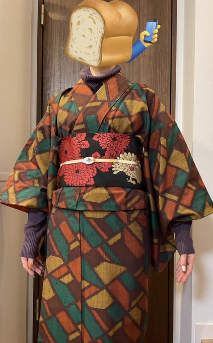 今日は寒かったから中にハイネックニット着て隙間風を防いだぜ 着物の裄丈が足りなくてもニット着とけばなんとかなる……! 