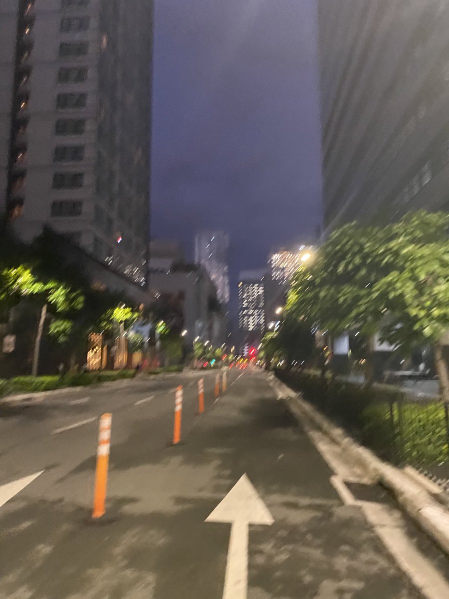 cleopdf's tweet image. walked arnd bgc kaninang 5am and girlll . i want to live here