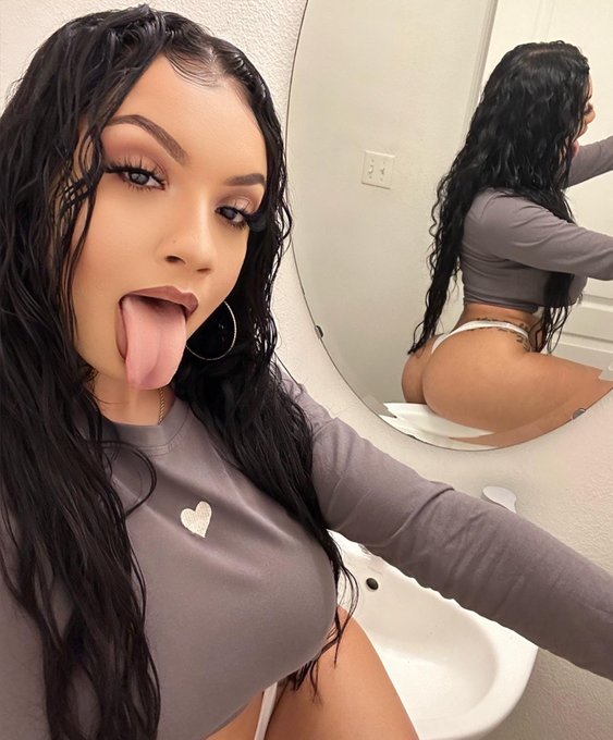 This Booty or iPhone 14? https://t.co/bwXrRfxH79