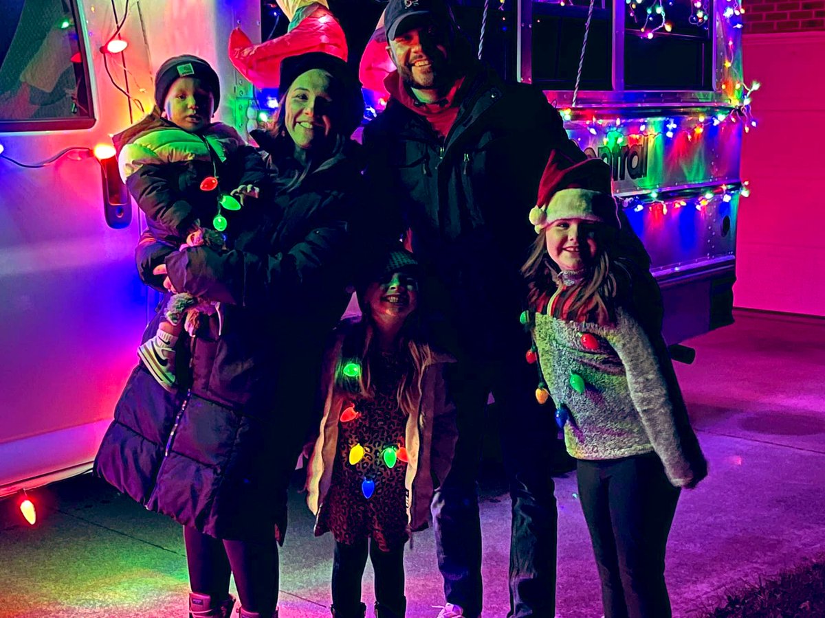 the_MrBraun's tweet photo. What a fun night supporting our little small our town! Took my Clark Griswald skills to the activity bus tonight. We had a blast seeing our students, passing out candy and spreading holiday cheer 🎁🎄🎅🏼 #thisismyhometown #smalltownliving #itsabeaut https://t.co/mYiaciJsxw