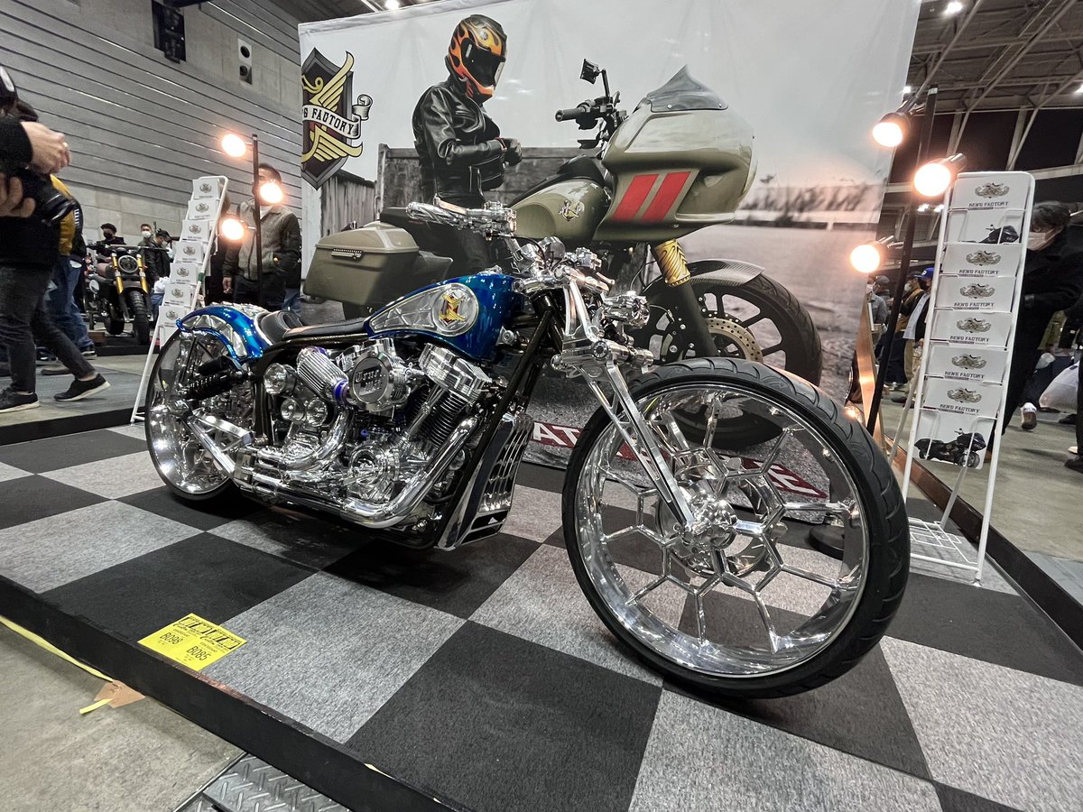 MotoMegane's tweet photo. 名古屋からはケンズファクトリー。2022modelのハーレーダビッドソンSOFTAIL!
#hotrodcustomshow2022
#KENSfactory
#ハーレーダビッドソンsoftail
#ホットロッドカスタムショー
#モトメガネ https://t.co/AzlVOOHfXv