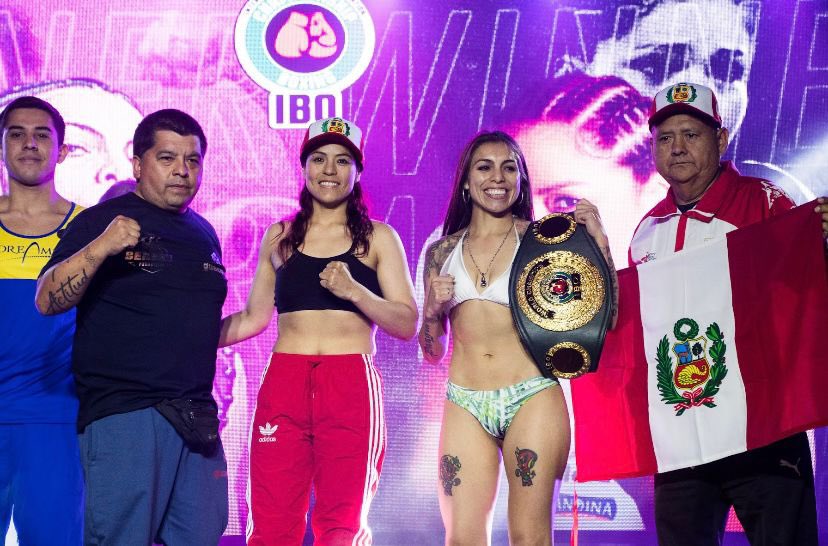 InformaAlMinuto's tweet photo. 🔵ÚLTIMO MINUTO | Daniela “La Leona” Asenjo derrotó en el Coliseo Municipal de #ValdiviaCL a Linda Lecca y mantiene su título mundial IBO

De manera unánime la valdiviana se quedó con la victoria de la tan anhelada pelea estelar. https://t.co/YxKGiRNKF8