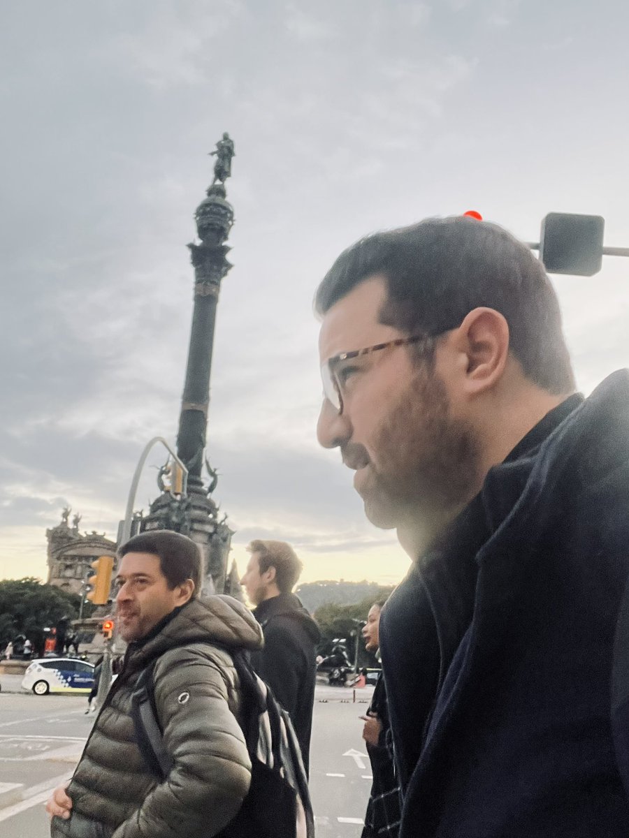 VerdugaAbraham's tweet photo. Con @eltonyomalo, siempre en mi equipo. 

Escuchando, aprendiendo y construyendo junto a nuestros hermanos migrantes en Barcelona. 

Gracias por su ejemplo y por su lucha. Son pura inspiración.

🐝 https://t.co/3I458t9V9K
